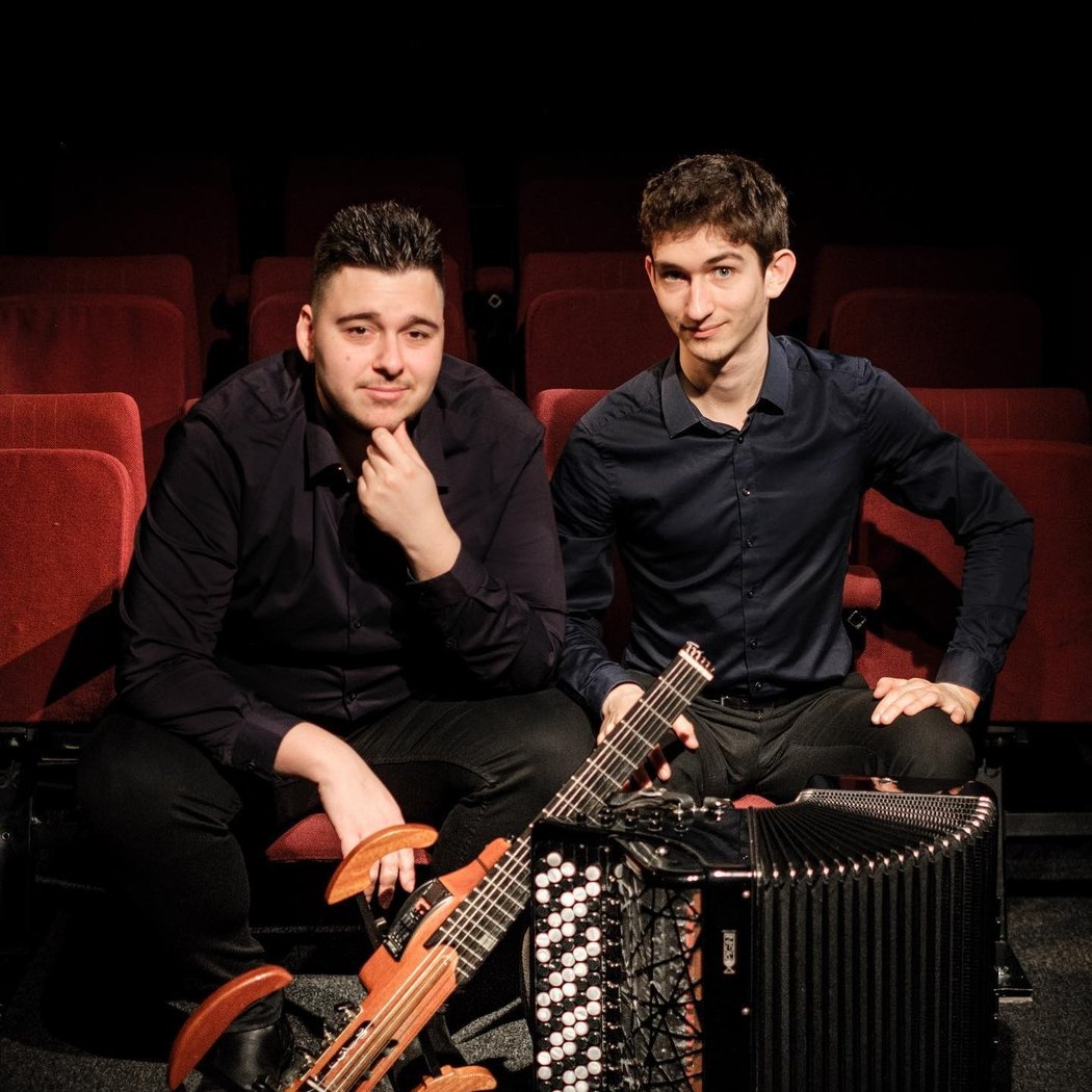 The daring complicity of the Argos duo 1